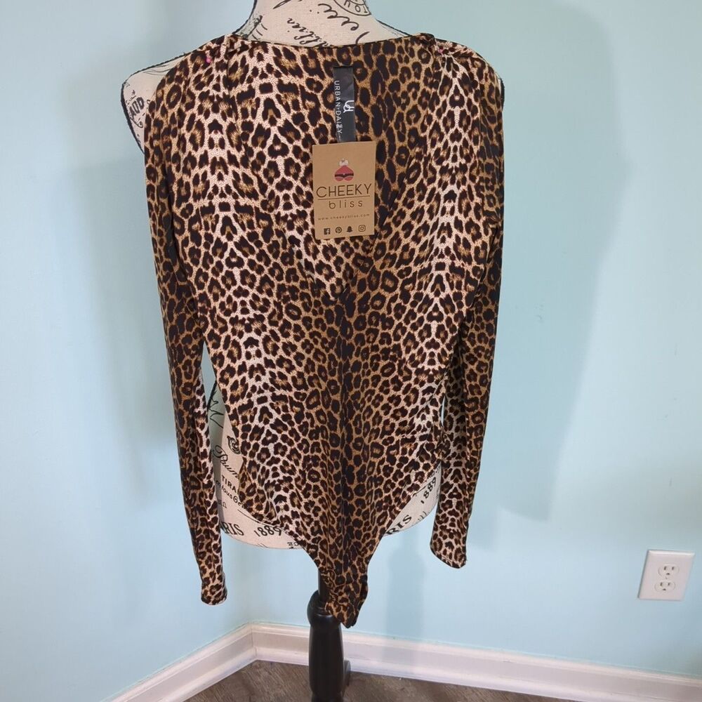 Urban daisy cheetah print body suit small new with tags